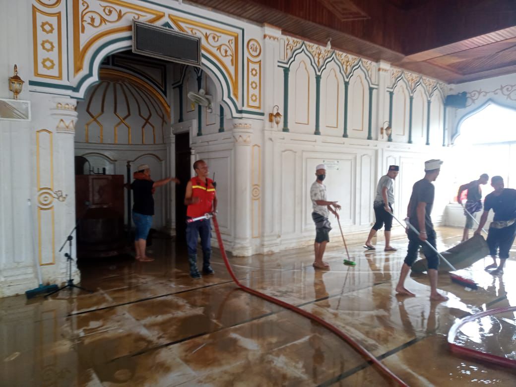 Sparta Respon Cepat (SRC) dan Camat Muara Satu Gelar Aksi Bersih Masjid di Gampong Ujong Pacu
